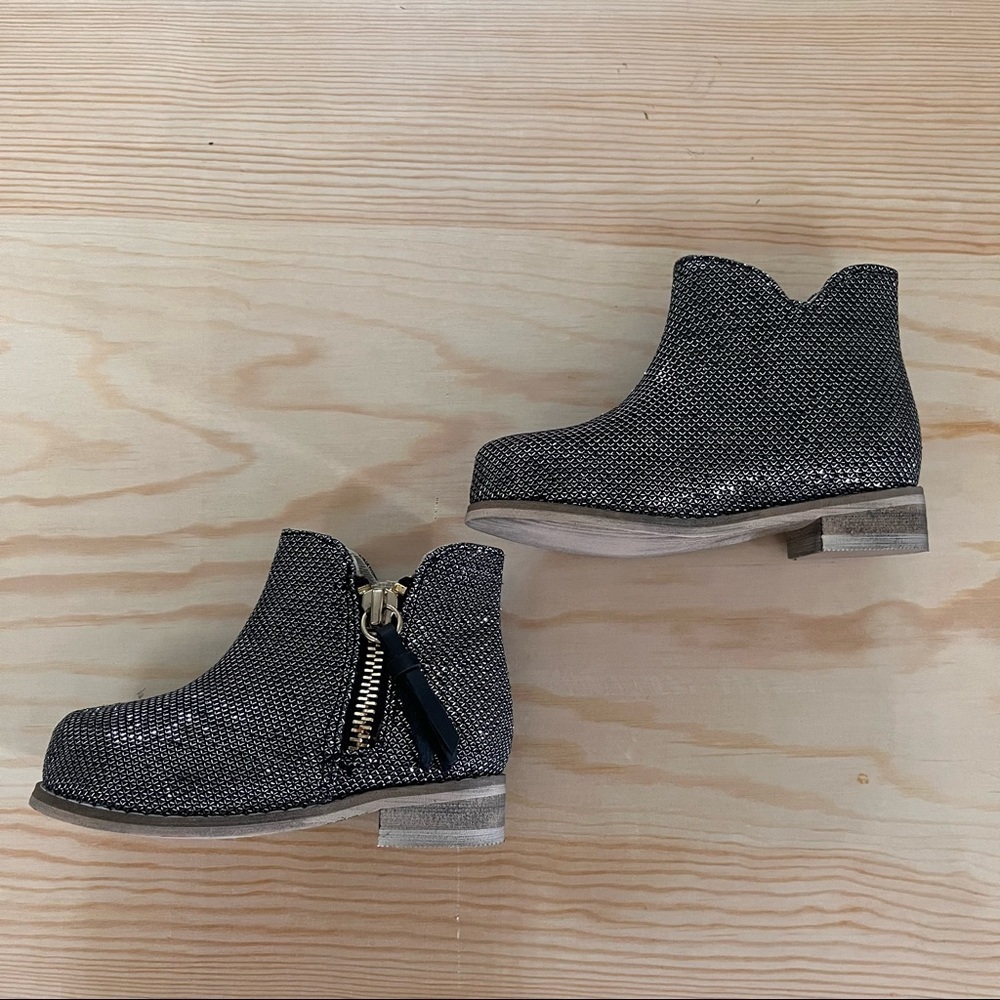 Nwot Joyfolie Kaitlin booties black gray sparkly glitter tassel Sz 5 baby